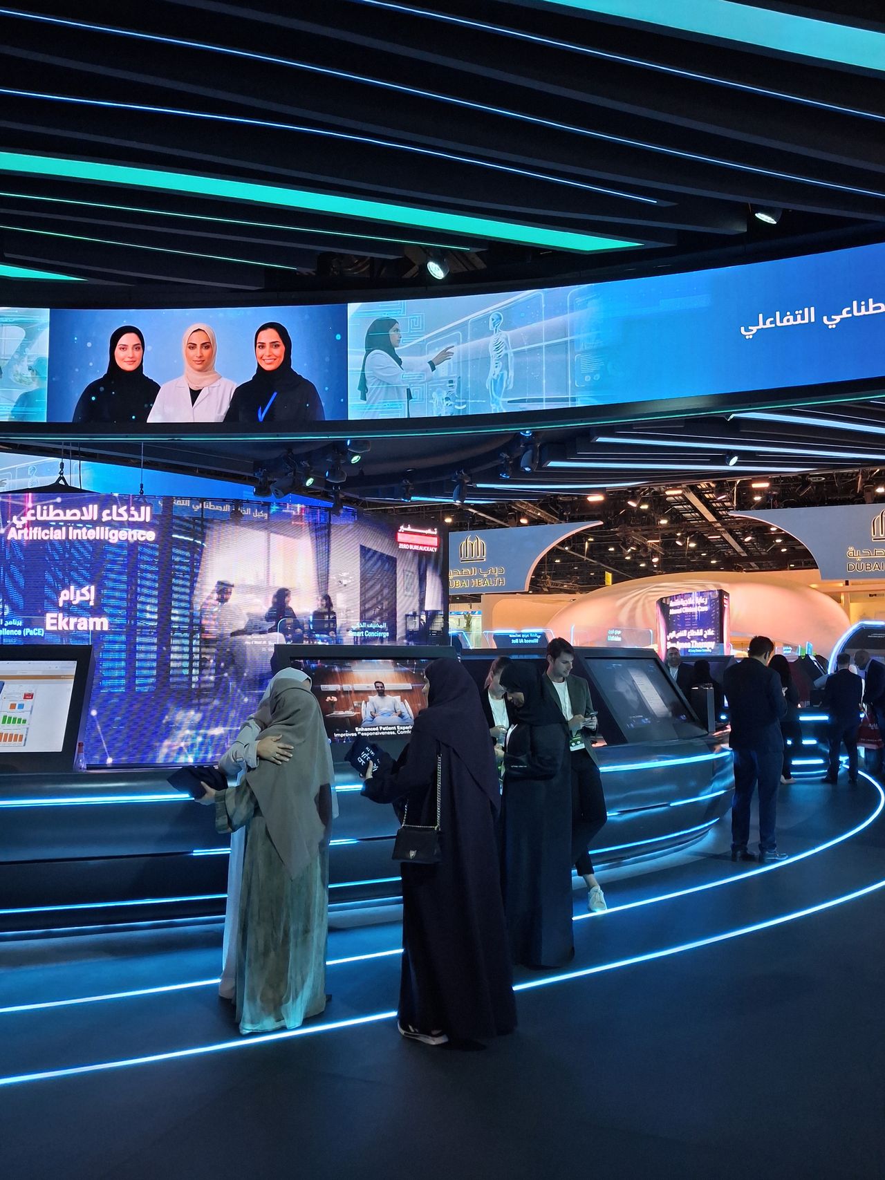 Immersive Ausstellungsfläche mit KI-Schwerpunkt auf der WHX Dubai