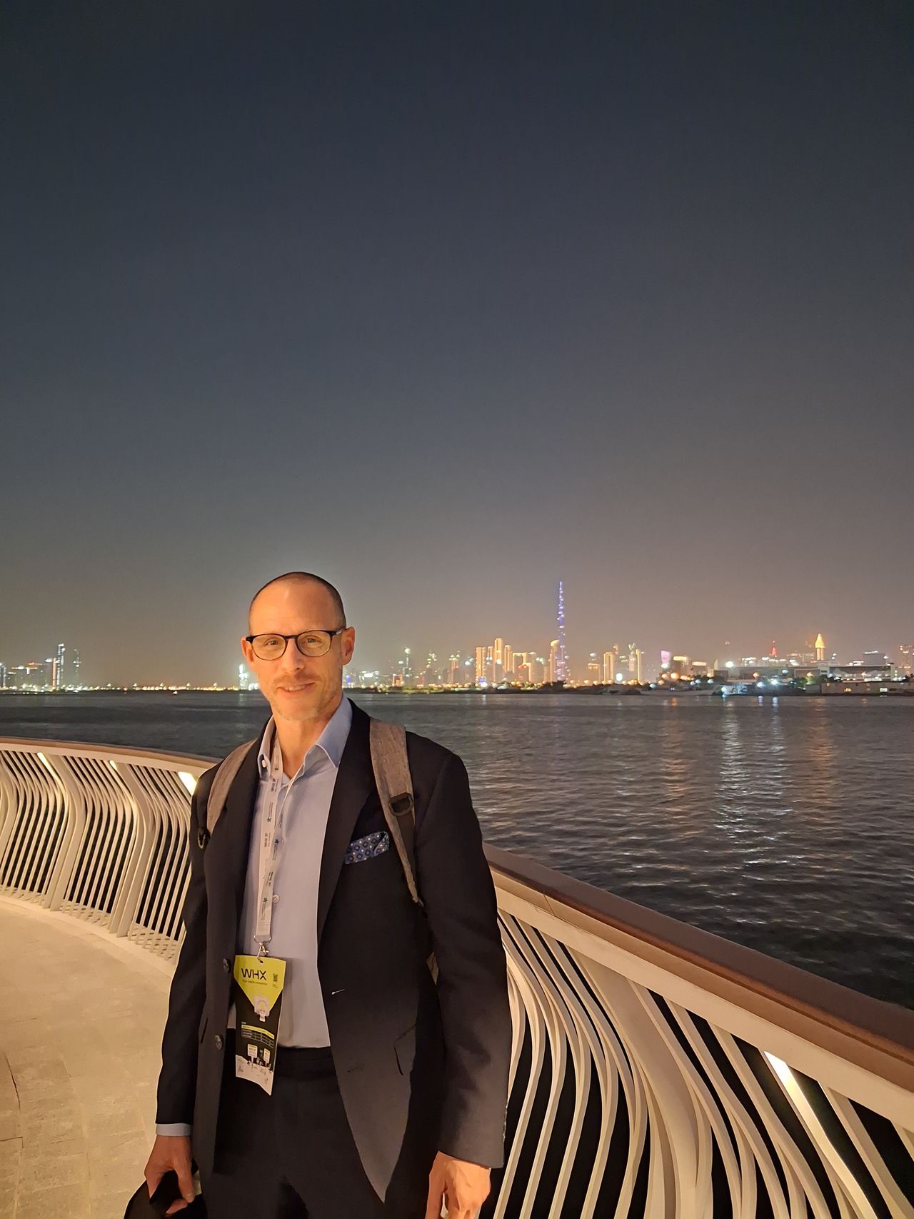 Heiko Matamaru nach der WHX am Wasser in Dubai mit Skyline im Hintergrund